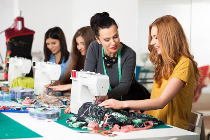 Mujeres trabajando costura