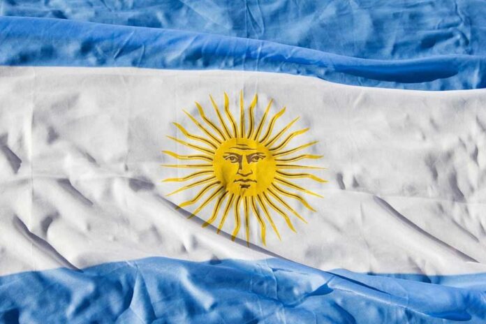 Bandera de Argentina ondeando
