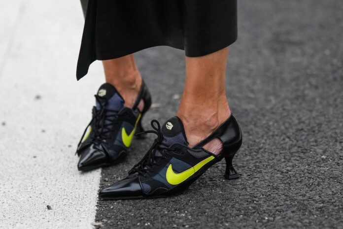 ¿Zapatillas Nike con tacones? El 'street style' y la tendencia que te hará replantearte tu estilo La Semana de la Alta Costura de París nos ha dejado muchas imágenes impactantes