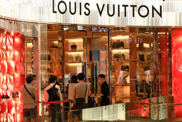 El mercado del lujo en China se contrae por primera vez en cinco años