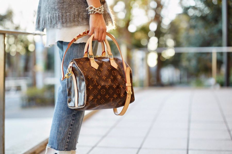El bolso de viaje de Louis Vuitton  Cartera de moda, Bolso de viaje, Bolsos  cartera