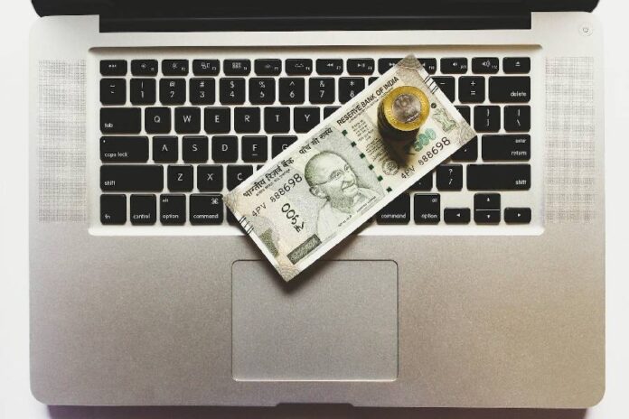 computador con dinero
