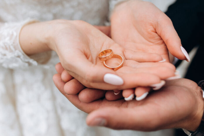 En anillos de boda también se puede innovar, estas son las 5 tendencias que marcarán 2023