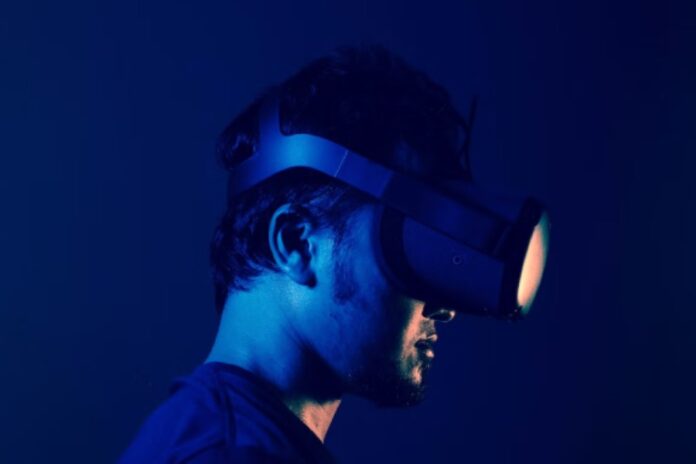 hombre con lentes de realidad virtual