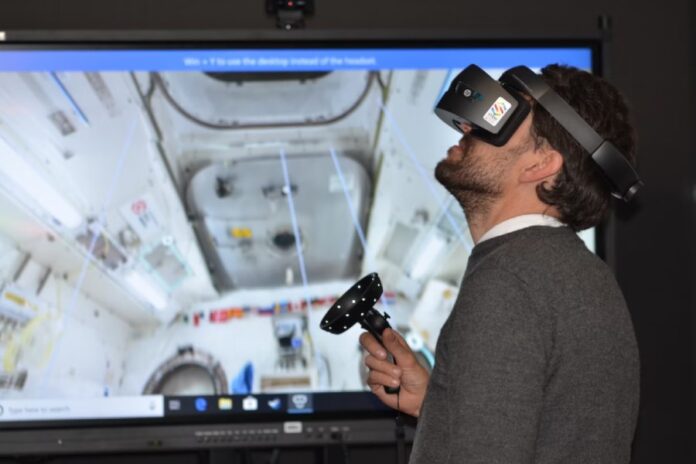 hombre en simulador de realidad virtual
