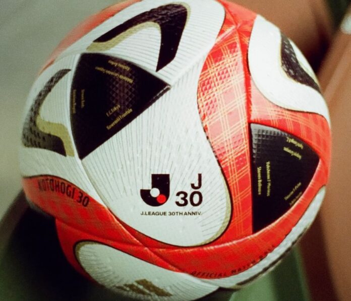 Adidas presentó la pelota por el aniversario de la J. League