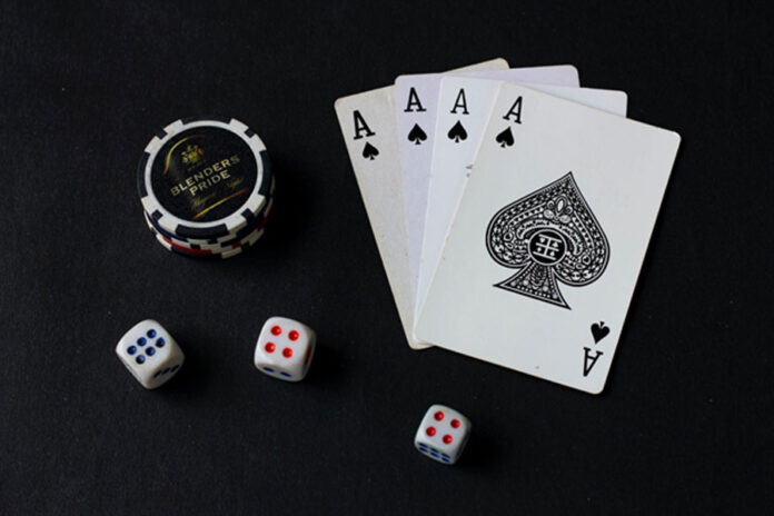 Cartas de poker, fichas y dados