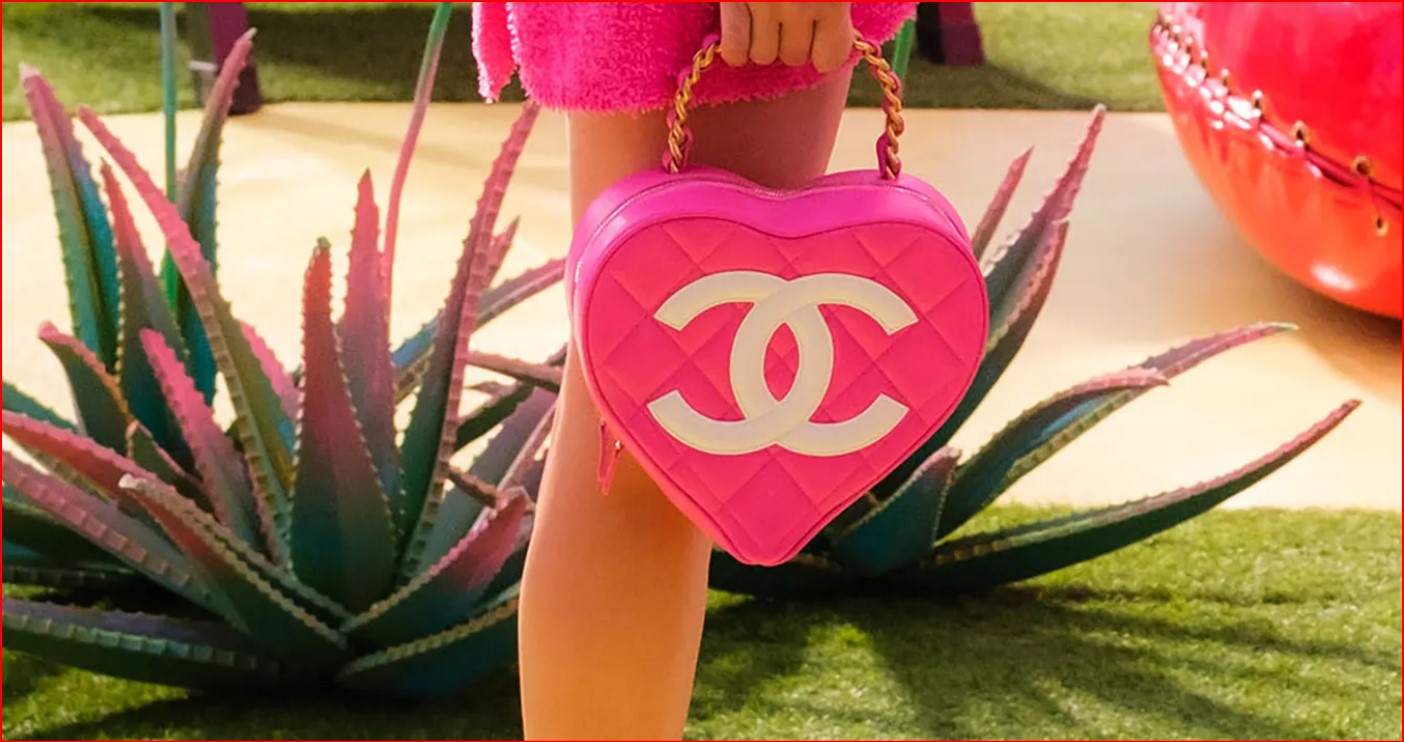 Barbie lleva una bolsa de corazón rosa clásica de los 90 (y es tendencia de  2023) - América Retail