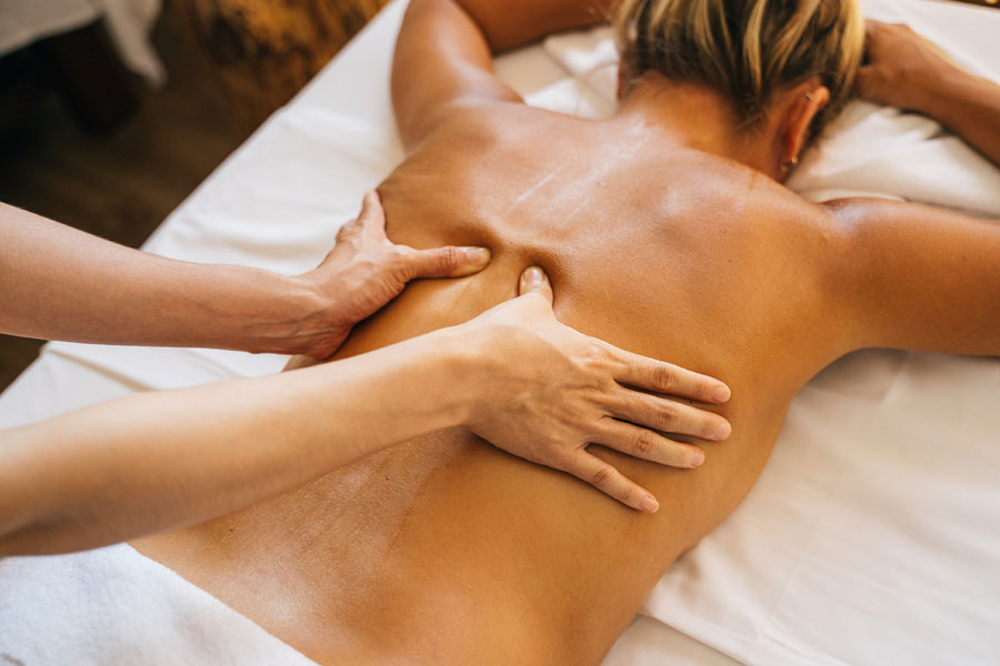 mujer recibiendo masaje de relajación en la espalda