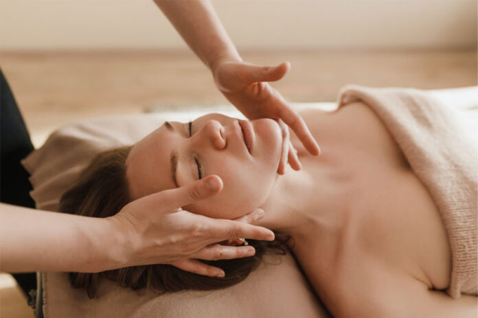 mujer recibiendo masaje de relajación