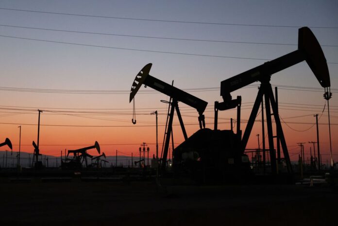 Petróleo cede por menores temores a alza de tasas en EEUU y demanda china