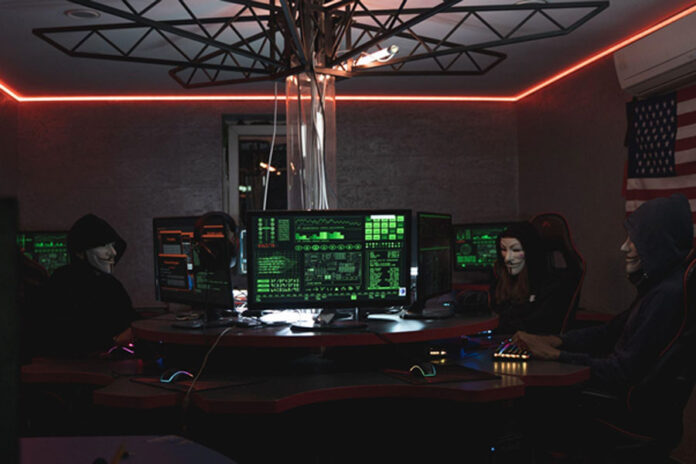 Hackers en una sala con computadoras Ciberseguridad