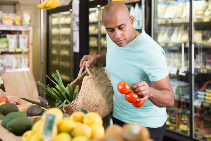 Hombre comprando vegetales en el supermercado
