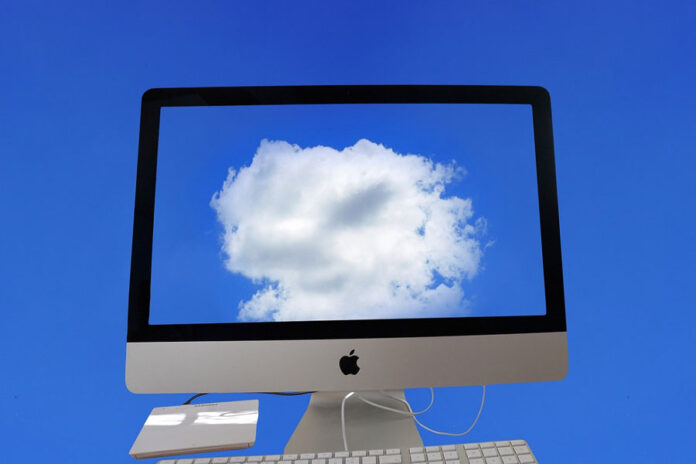 Macbook con fondo azul cielo SD Wan