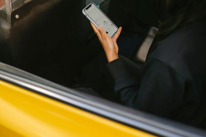 Hombre en taxi con app de navegación