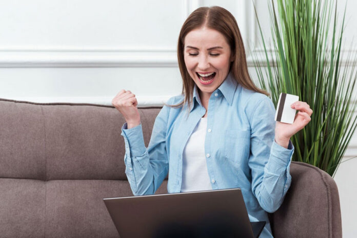Mujer comprando online con tarjeta de crédito Cyber Monday