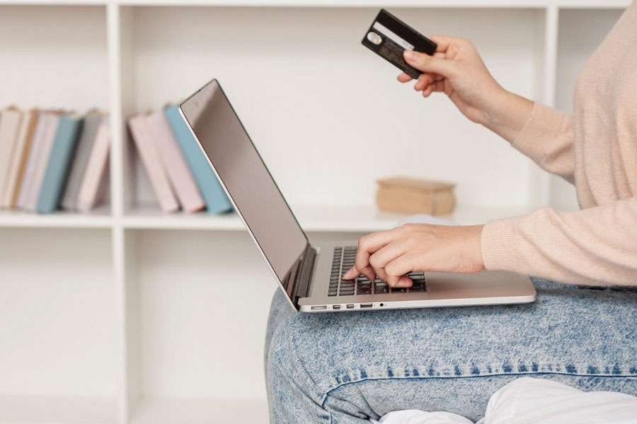 mujer comprando en línea con tarjeta de crédito