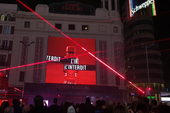 Acción sincronizada y espectáculo de luces en Callao, en el lanzamiento de L'Interdit Rouge de Givenchy