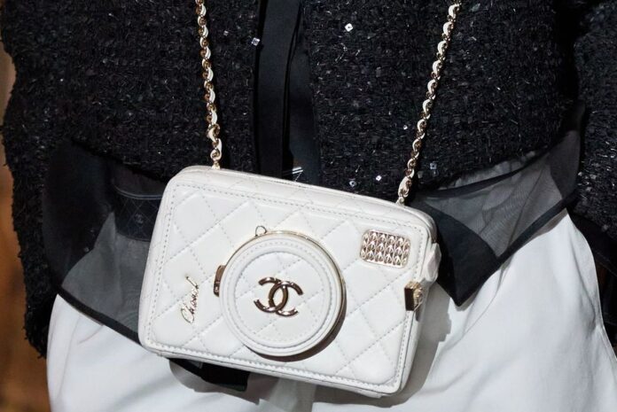 El bolso-cámara será una tendencia de moda el próximo año, según Chanel y Louis Vuitton