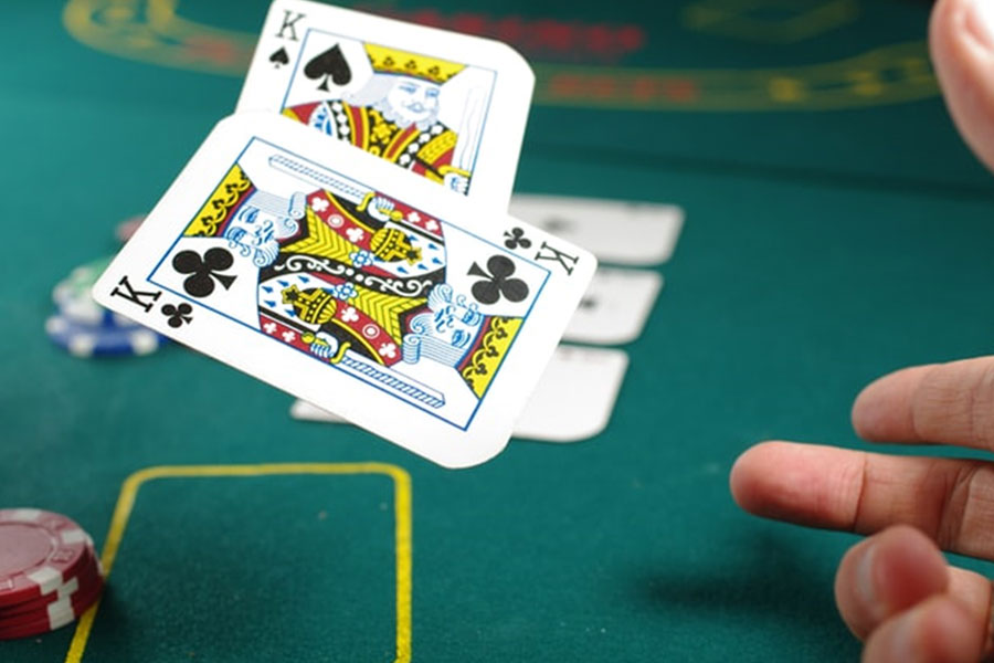 Cartas de poker en un casino