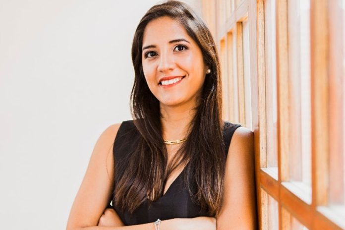 Adriana Necochea Bernal, Directora en Sakkana Comunicaciones