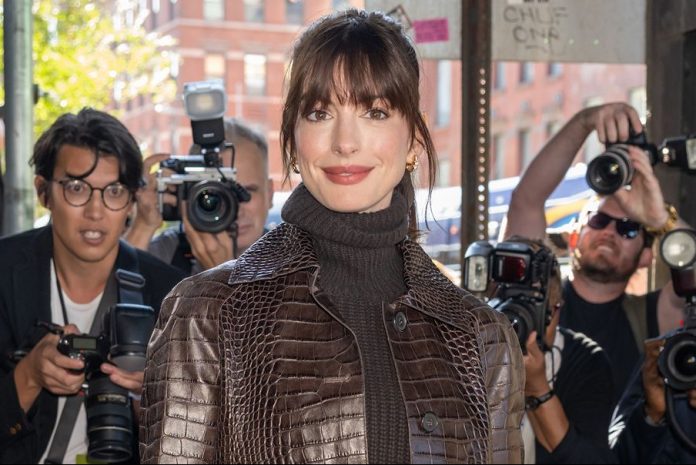 Anne Hathaway revive el estilo de 'El Diablo viste de Prada' en una cita en Nueva York