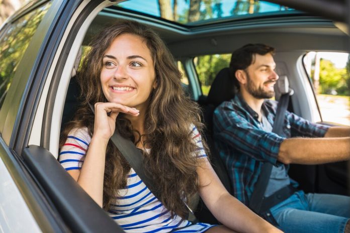 conductores pareja joven seguro automotriz